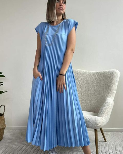 Sleeveless pleated simple solid colour dress