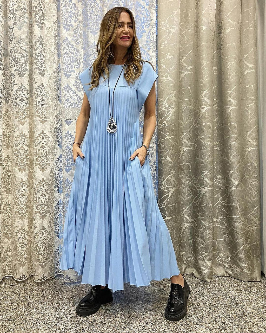 Sleeveless pleated simple solid colour dress